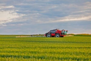 Image d'un pulvérisateur dans un champ agricole vert